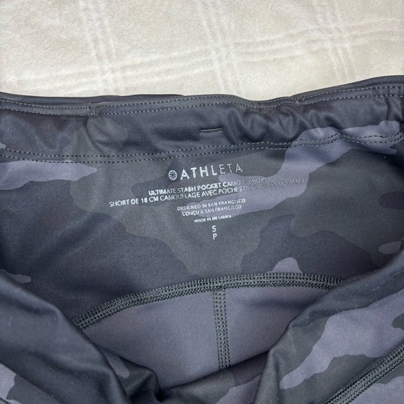 Athleta Ultimate Stash Pocket Camo 7” Short Size Small Black Gray Preowned - Picture 2 of 10